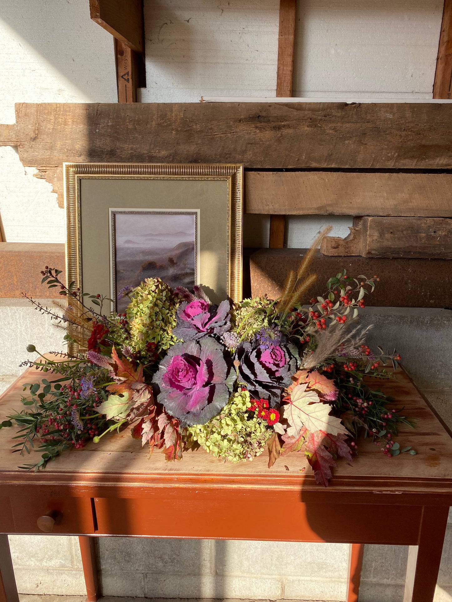 "Larga y baja" // long and low table centerpiece