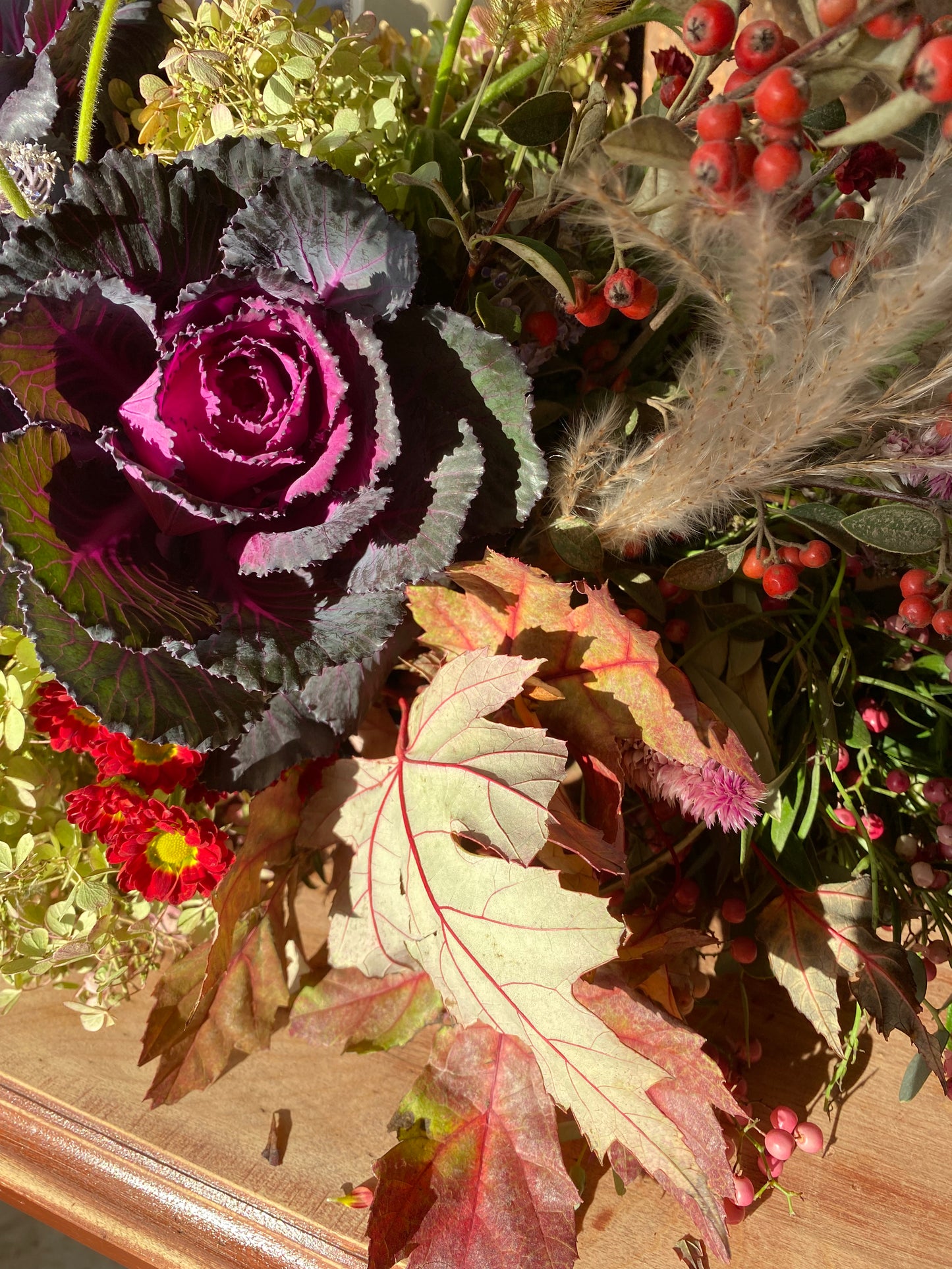 "Larga y baja" // long and low table centerpiece