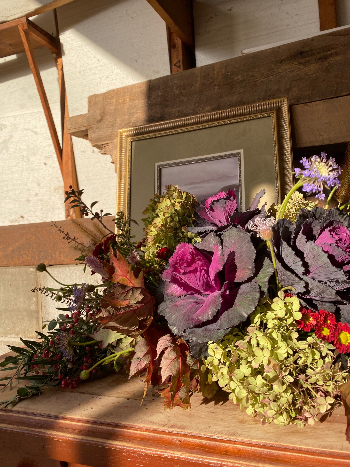 "Larga y baja" // long and low table centerpiece