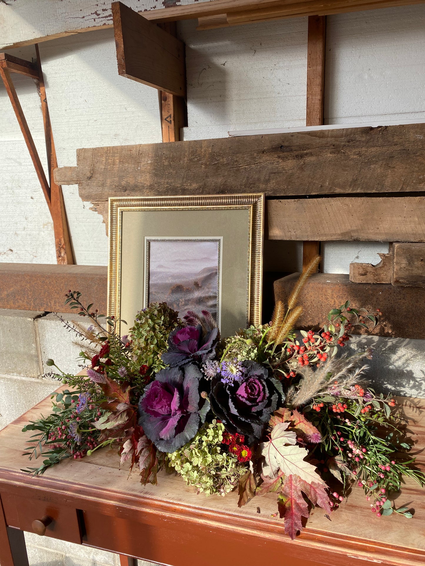 "Larga y baja" // long and low table centerpiece