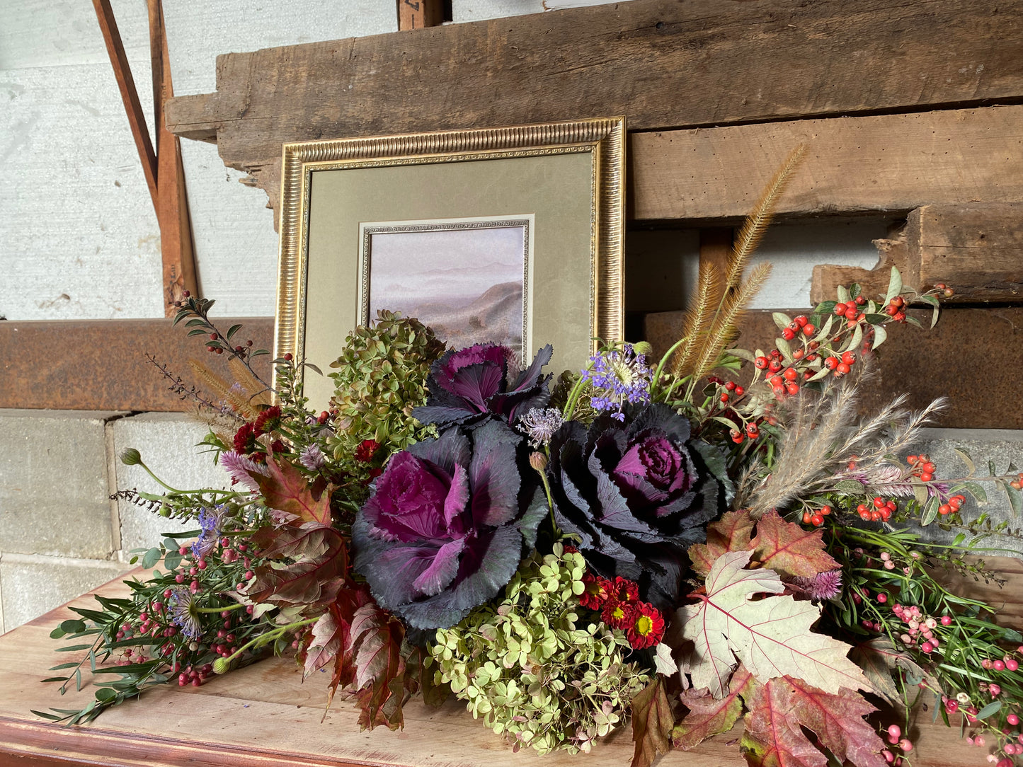 "Larga y baja" // long and low table centerpiece