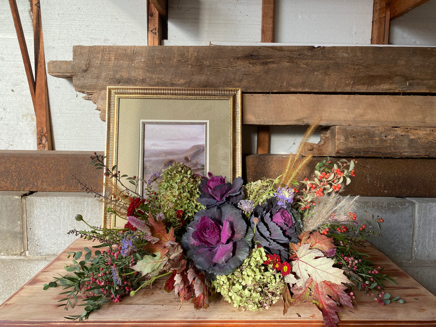 "Larga y baja" // long and low table centerpiece