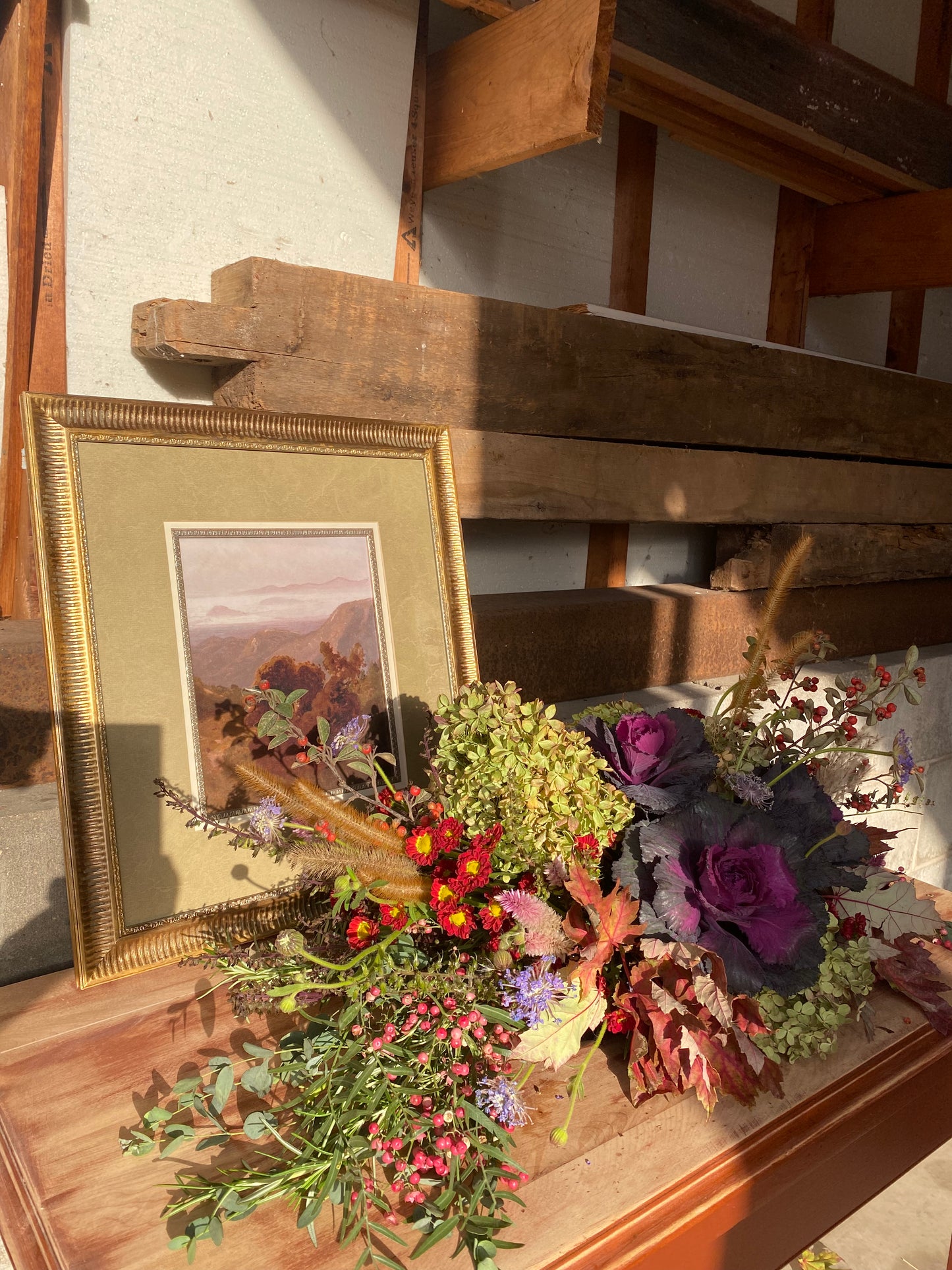 "Larga y baja" // long and low table centerpiece