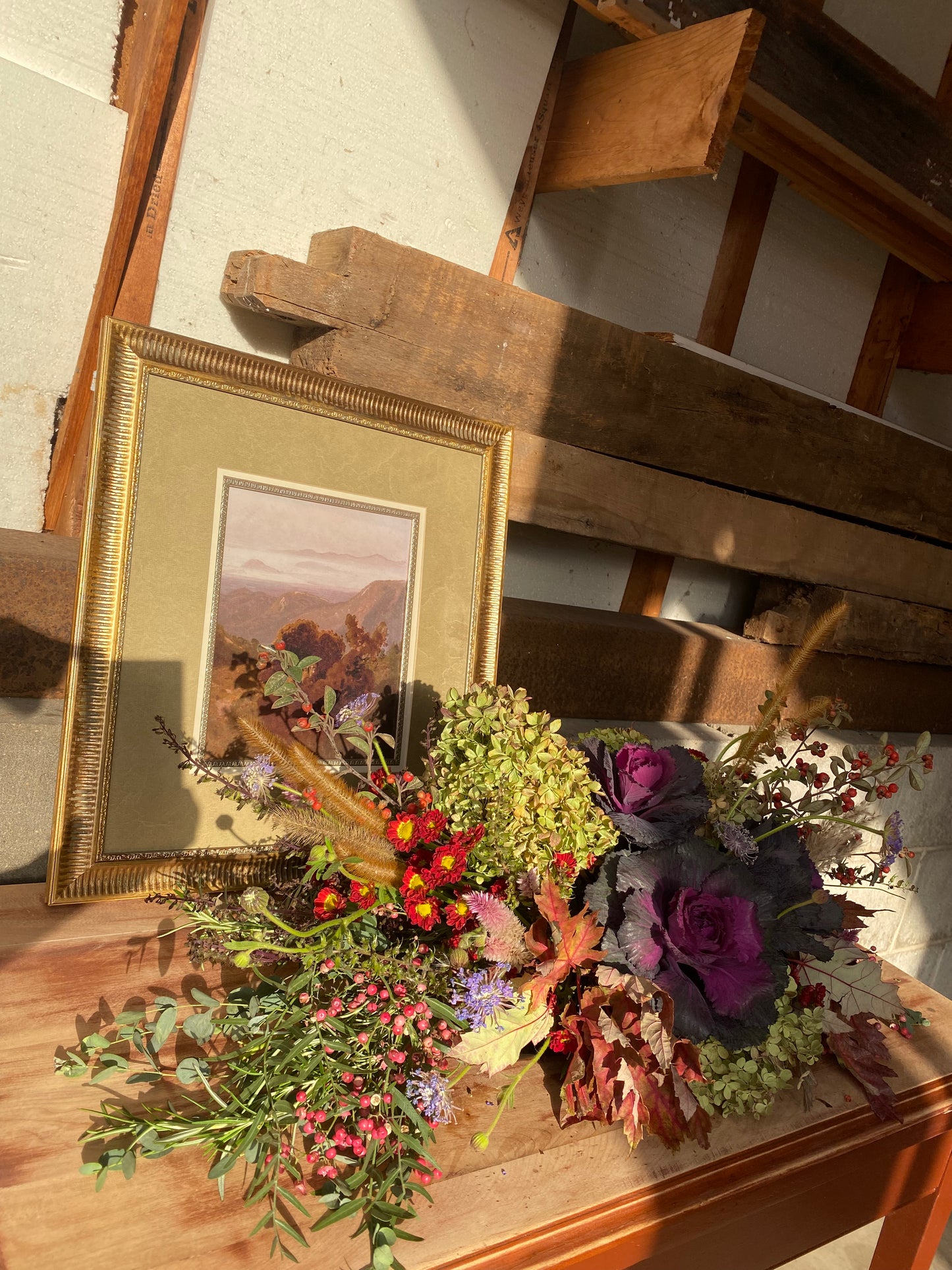 "Larga y baja" // long and low table centerpiece