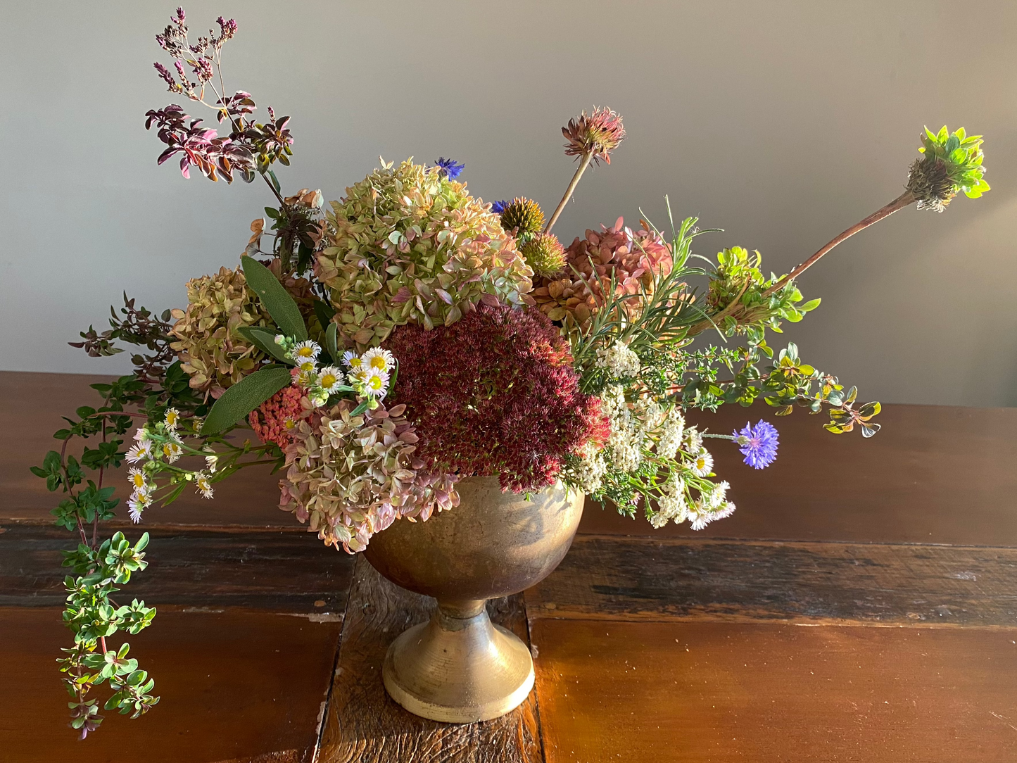 de ultimo footed urn floral arrangement