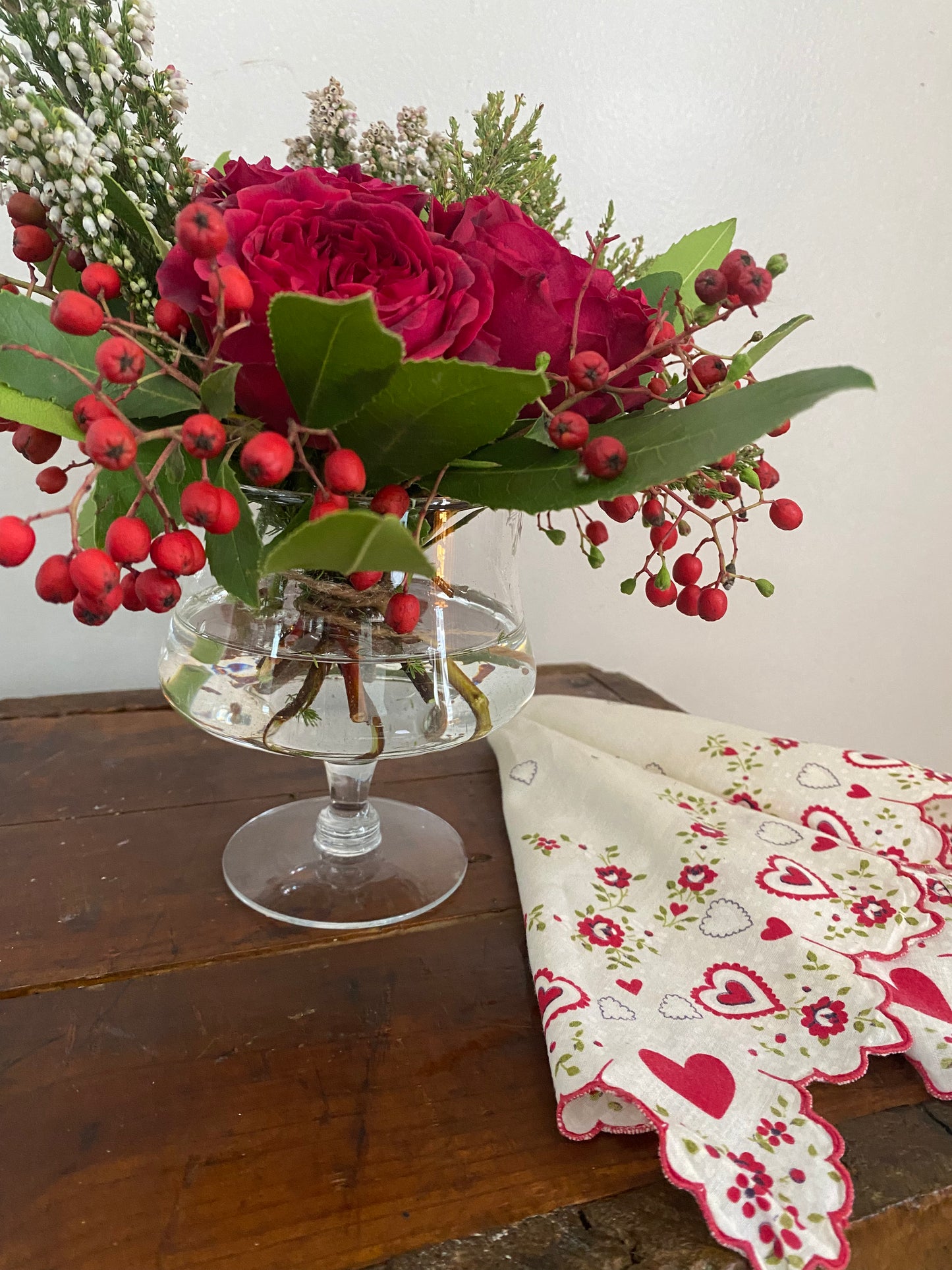 "piédestal" // fresh cut floral arrangement in vintage footed vase