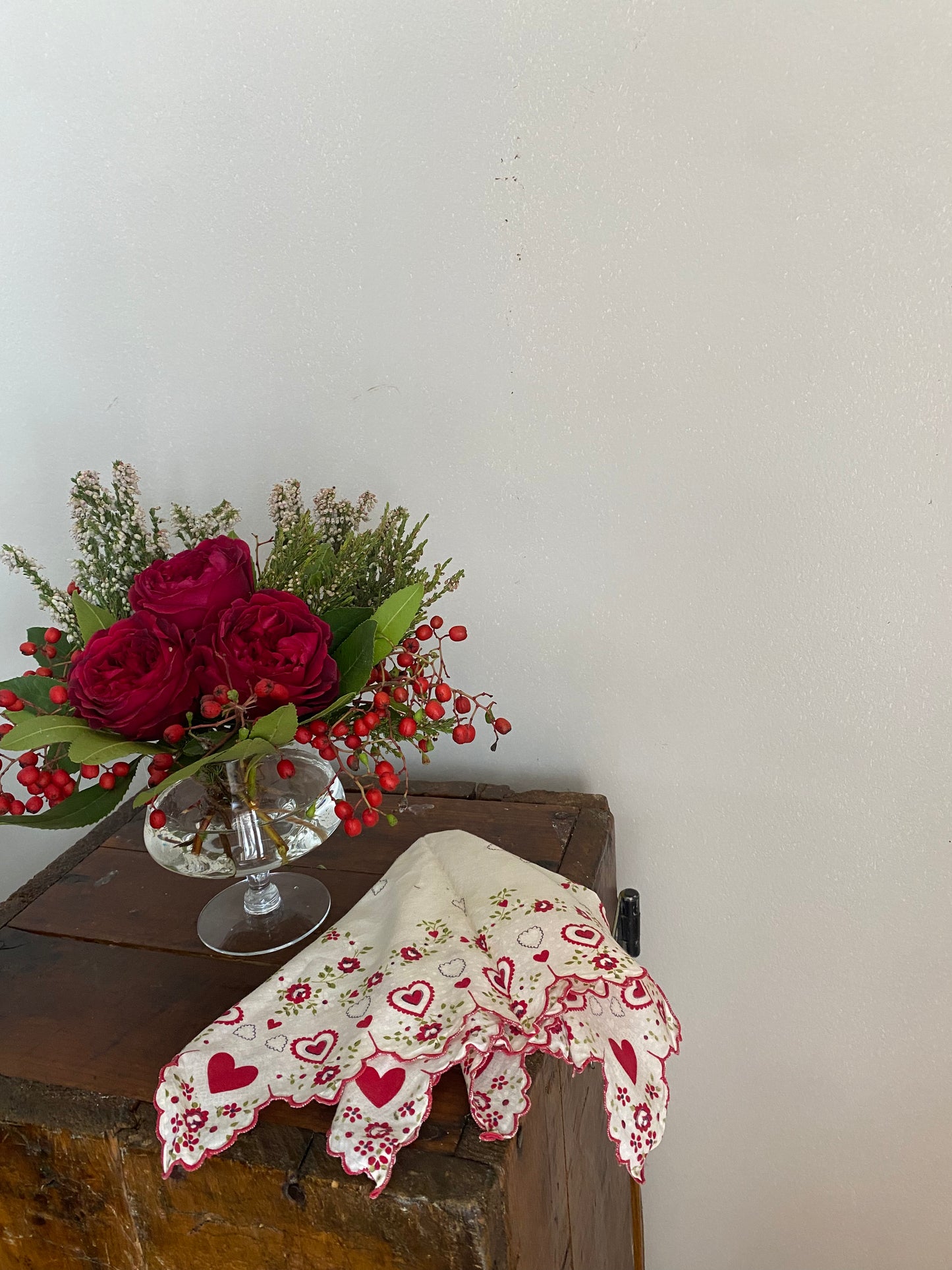 "piédestal" // fresh cut floral arrangement in vintage footed vase
