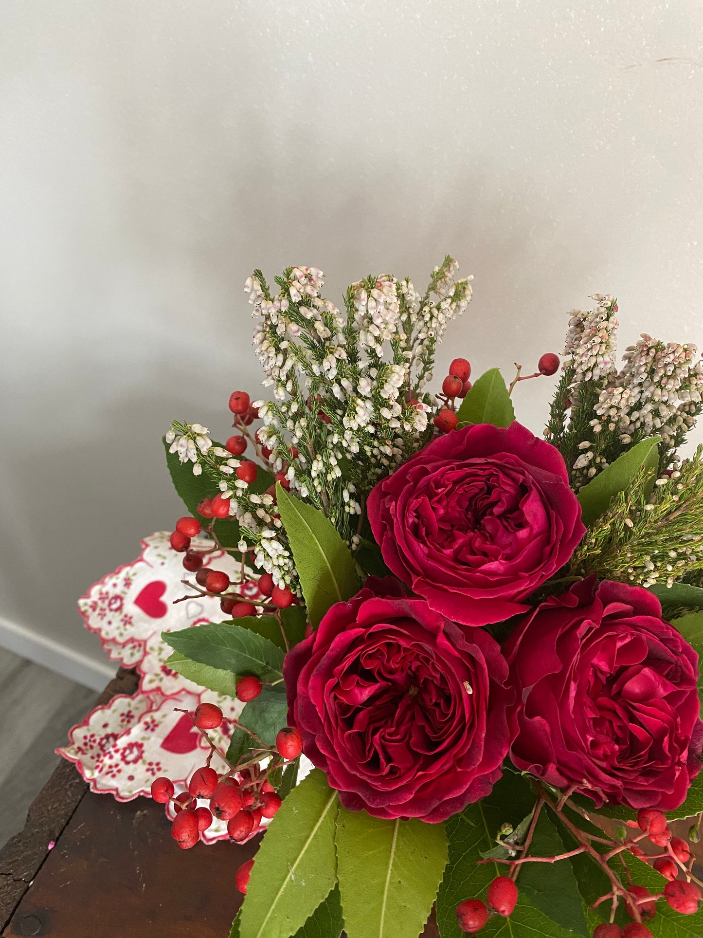 "piédestal" // fresh cut floral arrangement in vintage footed vase