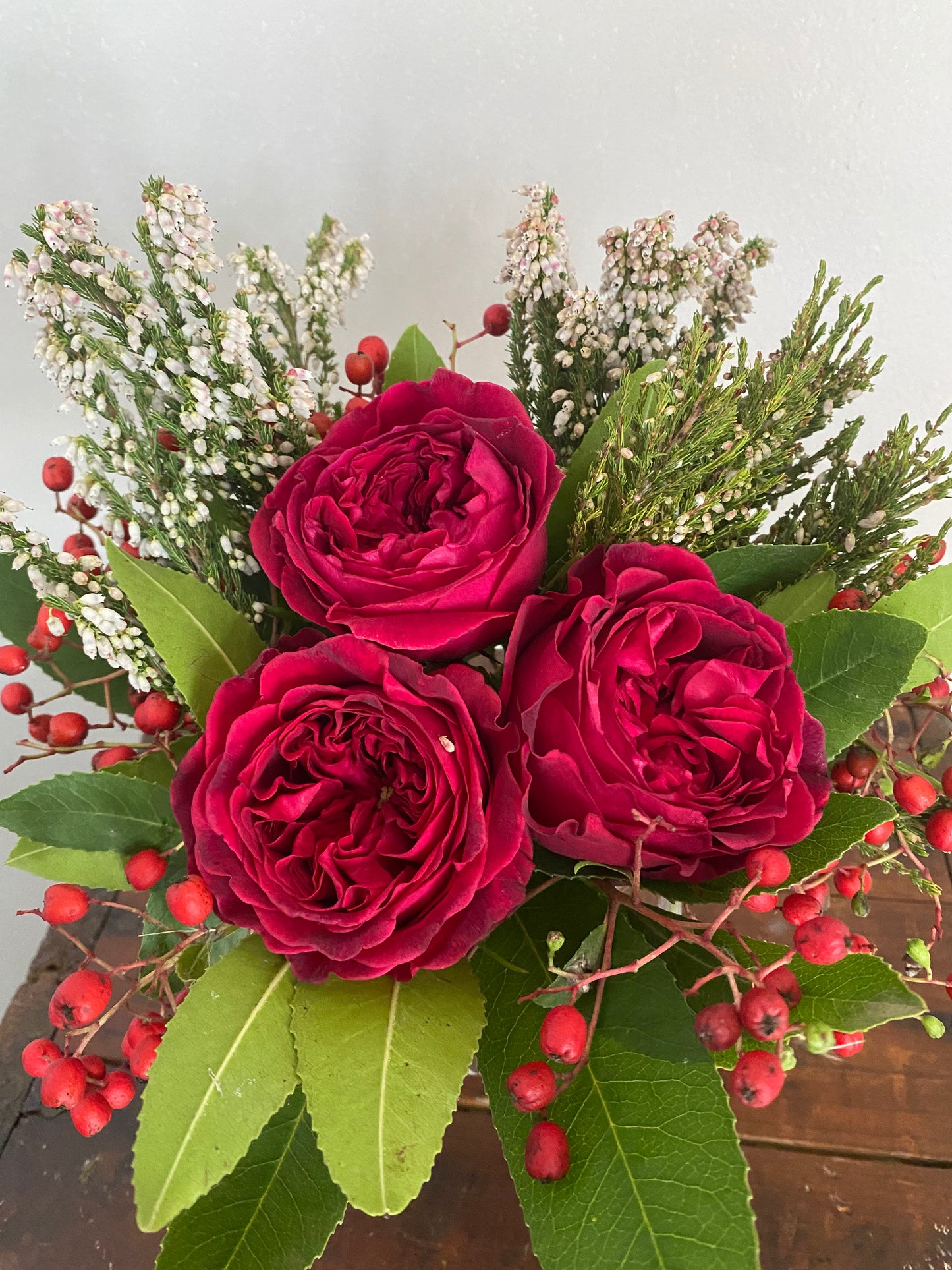 "piédestal" // fresh cut floral arrangement in vintage footed vase