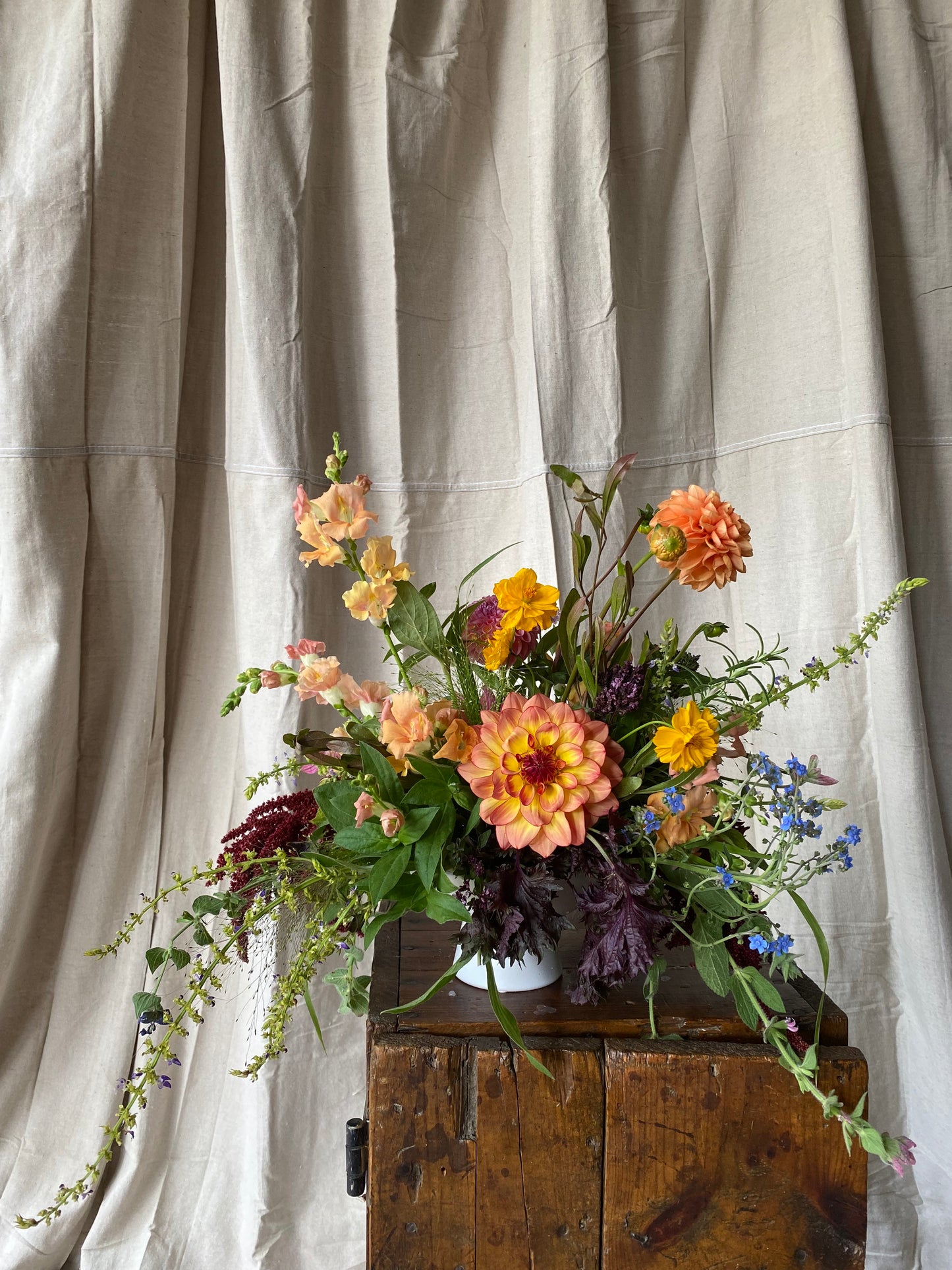"Mediano" // seasonal fresh cut floral arrangement