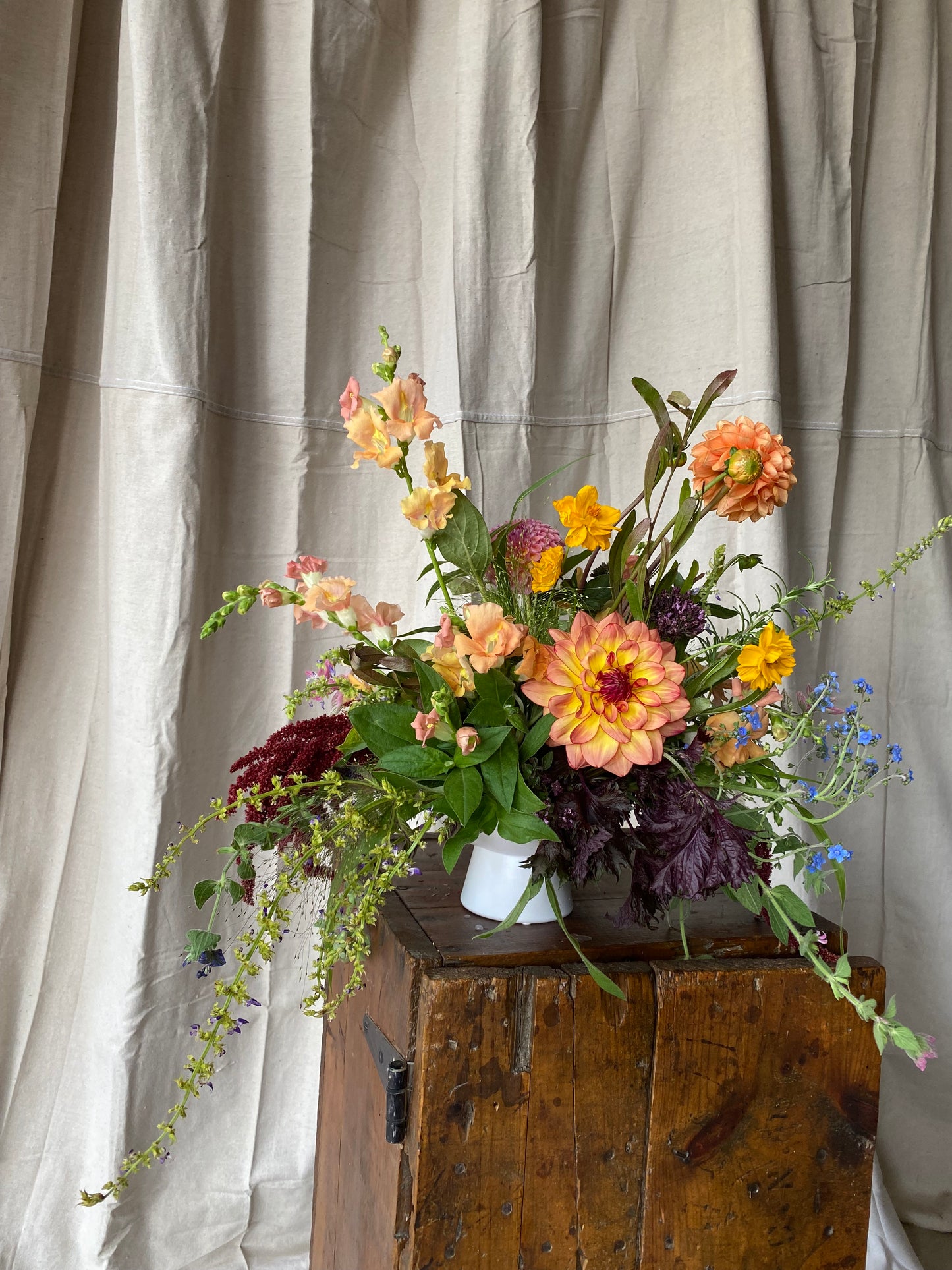 "Mediano" // seasonal fresh cut floral arrangement