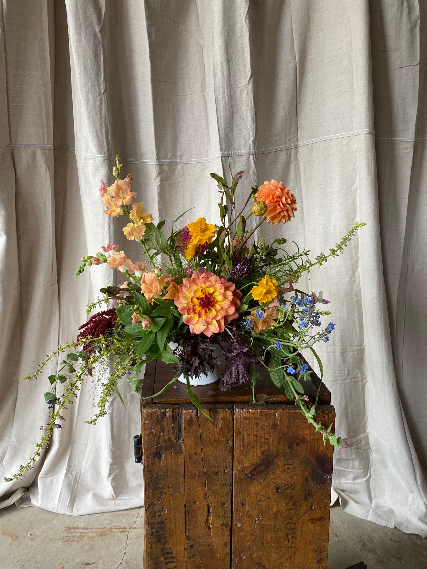 "Mediano" // seasonal fresh cut floral arrangement