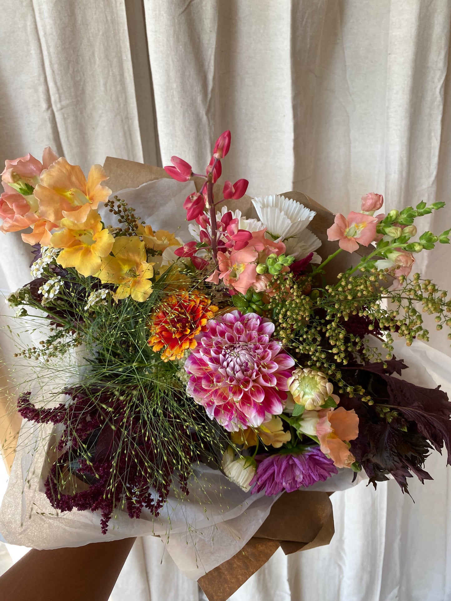 "Chica Clásica" // seasonal fresh cut wrapped bouquet