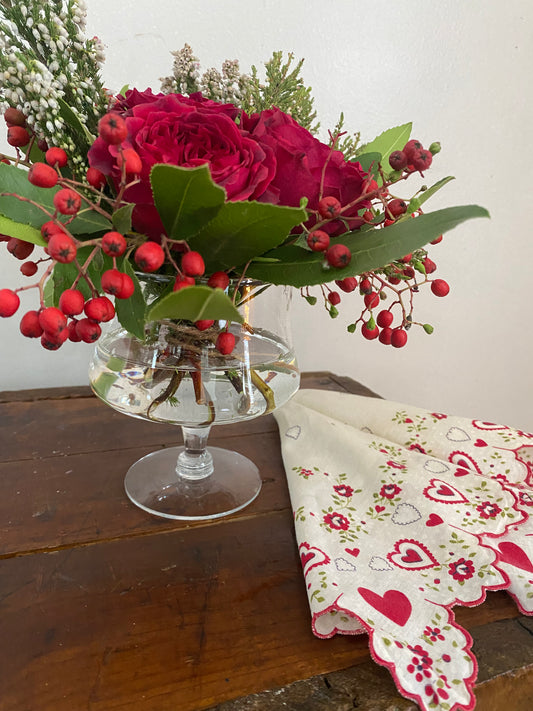 "piédestal" // fresh cut floral arrangement in vintage footed vase