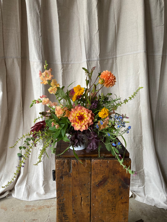 "Mediano" // seasonal fresh cut floral arrangement